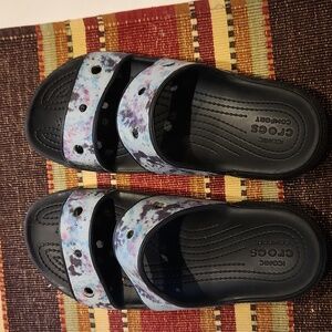 crocs tie dye sandals men's size 5 women's size 7